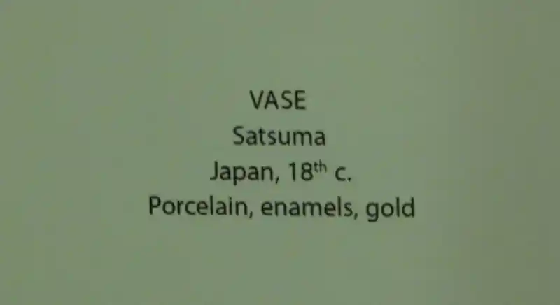 Four-point cross design on a Japanese vase